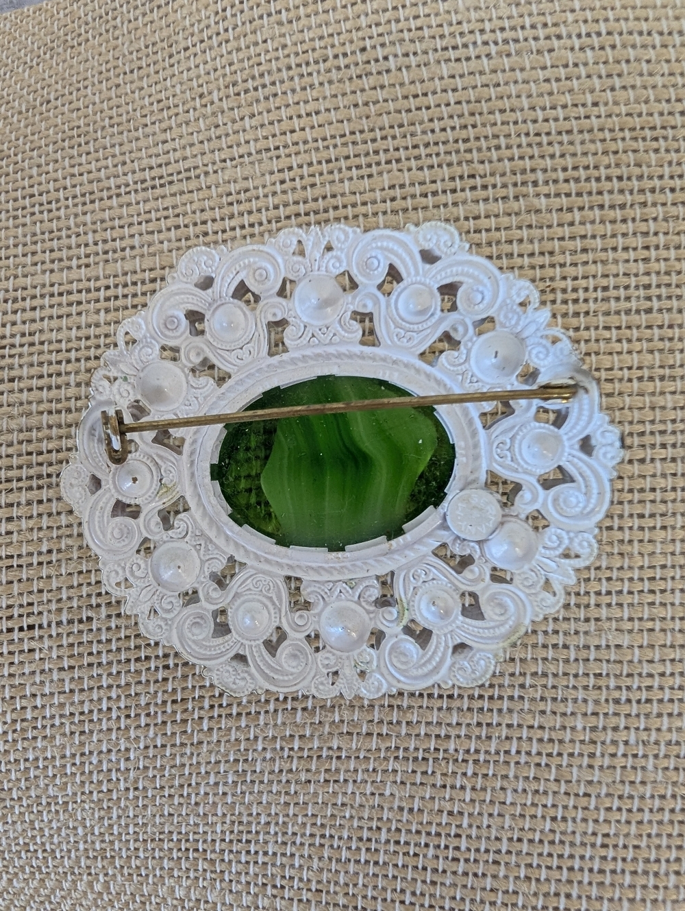 Vintage Brooch White Lattice Style Metal Green Glass Art Medallion Green Crystal - Picture 2 of 4